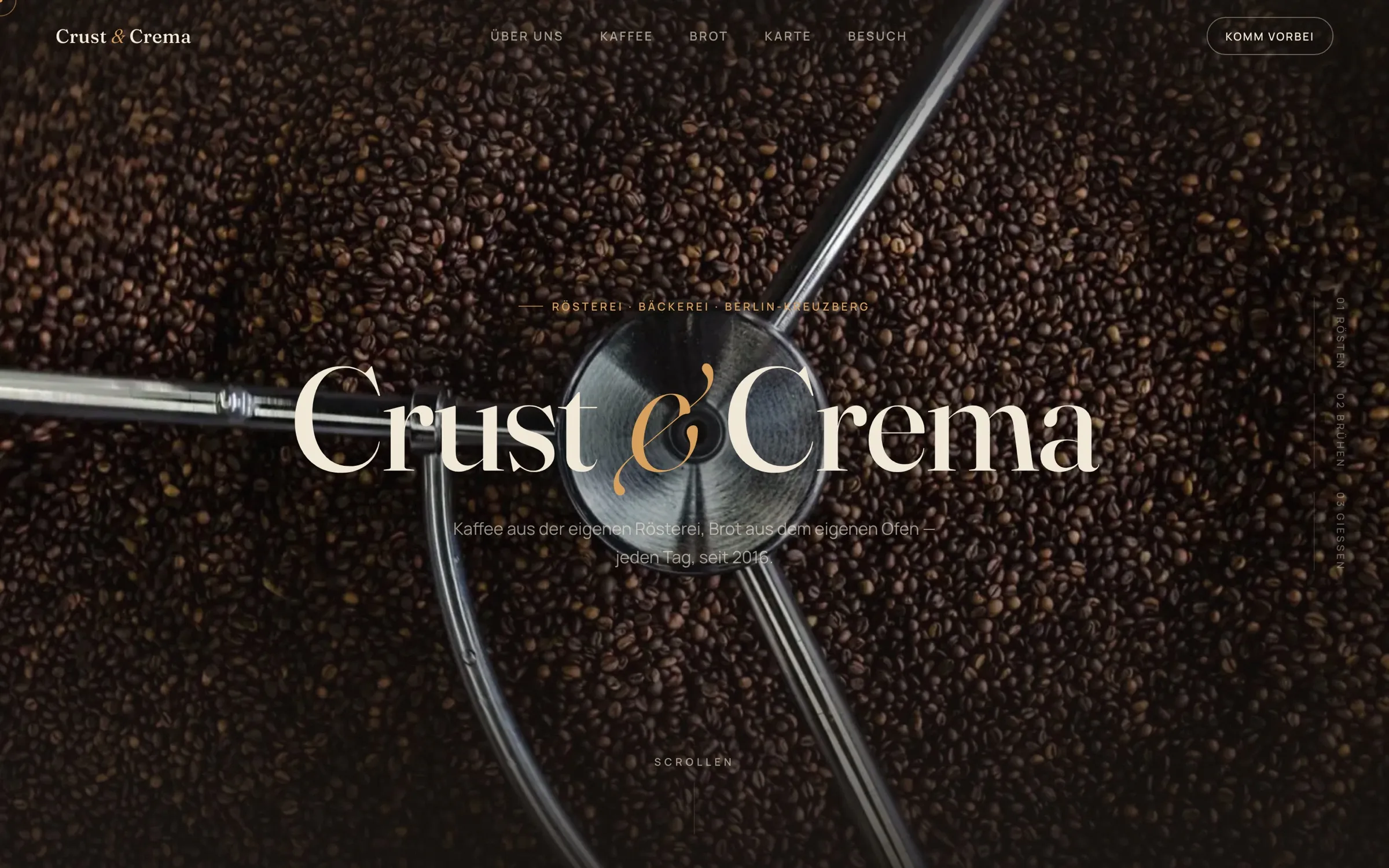 Startseite des Beispielprojekts Crust & Crema: Schriftzug über einer Nahaufnahme von Kaffeebohnen im Röster